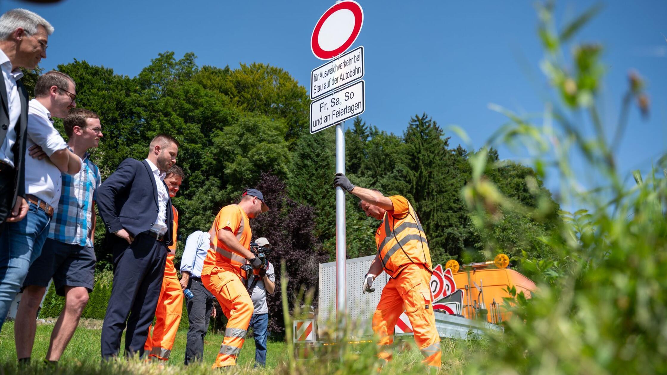 Bei Stau auf A8 künftig Nutzung von Ausweichrouten verboten