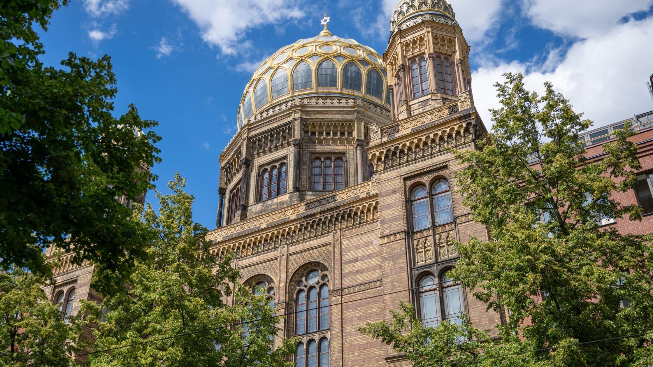 V Berlinu moški poskušal vstopiti v sinagogo kljub prepovedi in strgal izraelsko zastavo