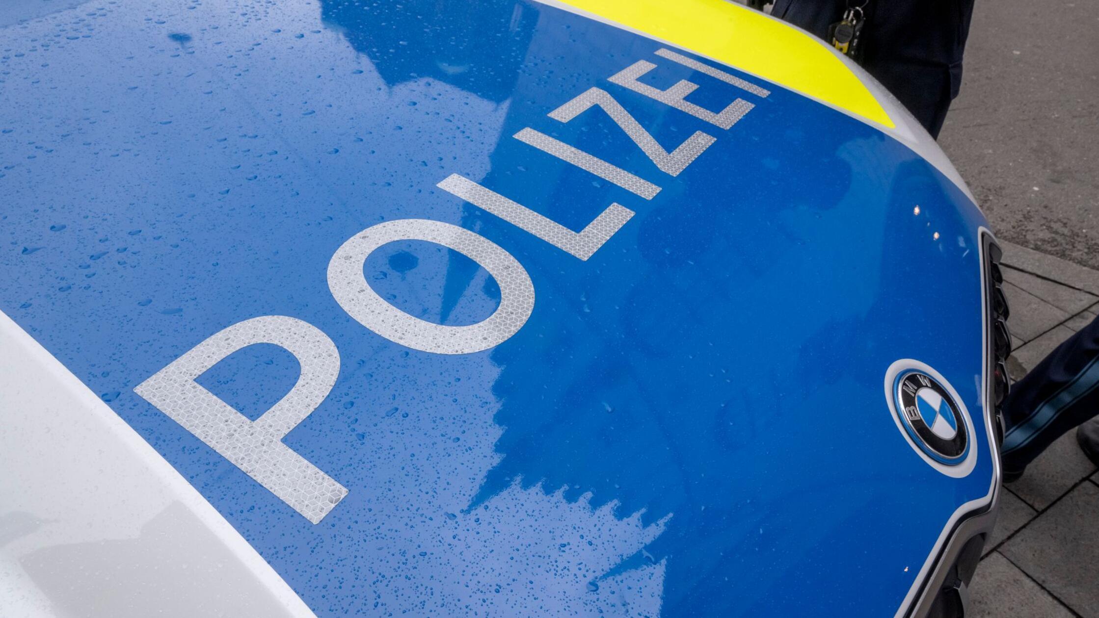 Handbremse nicht angezogen - Reisebus beschädigt vier Autos