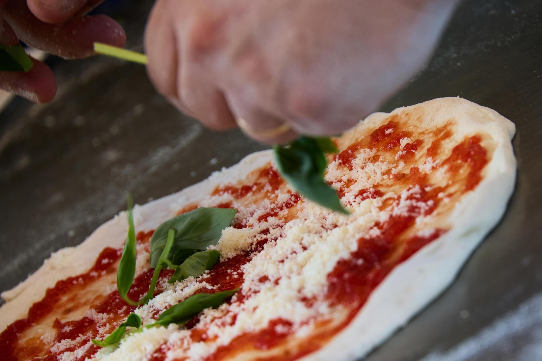 Selbstverständlich darf dabei Pizza nicht fehlen.
