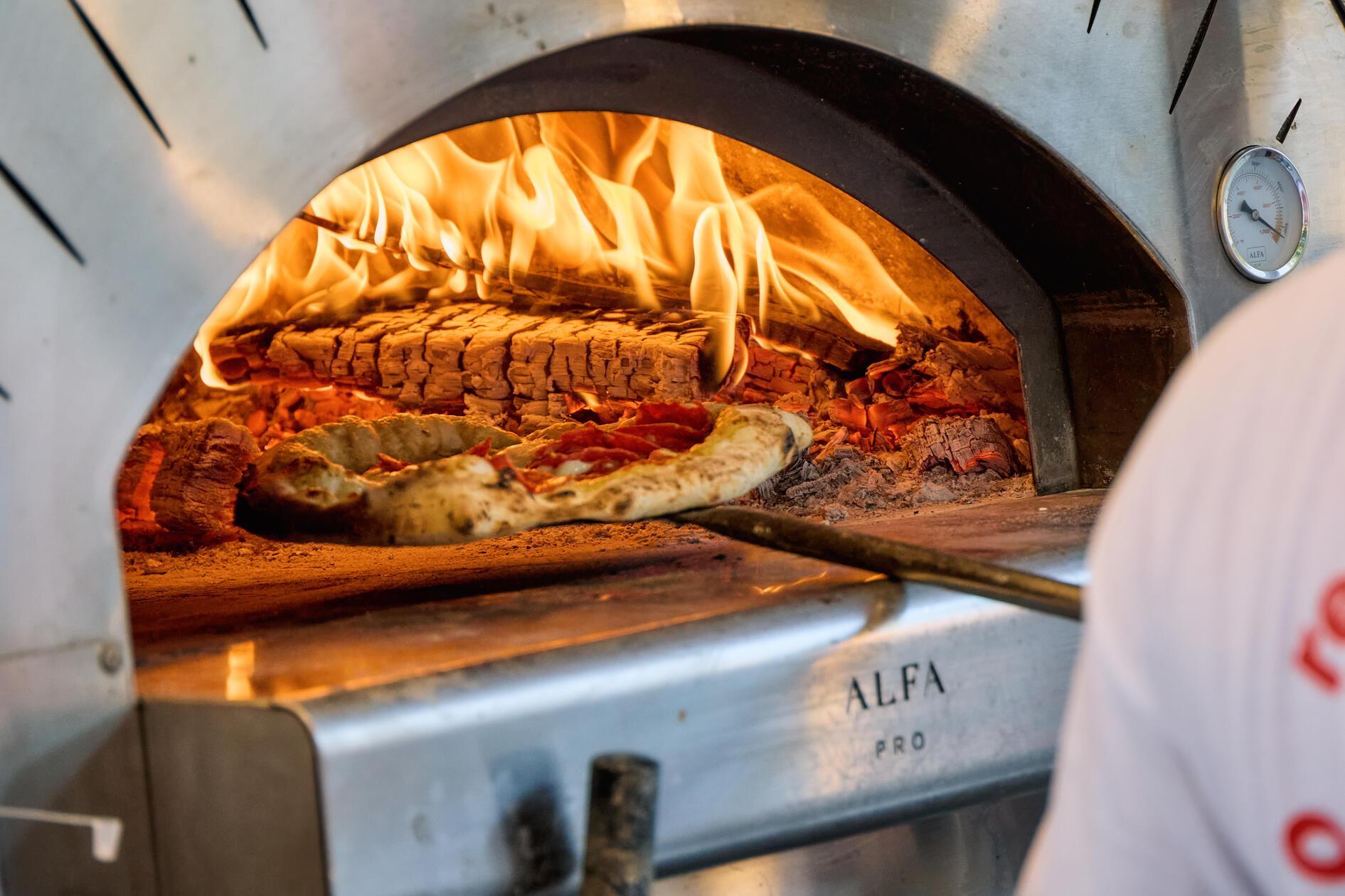 Die Pizza wurde frisch im Ofen gebacken.