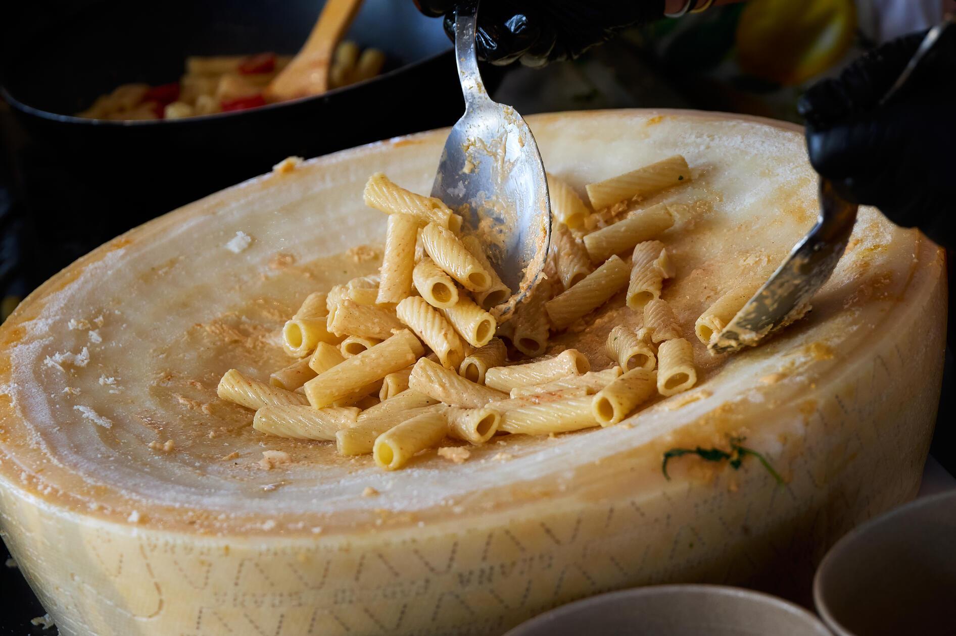 Außerdem: Pasta aus dem Parmesanlaib - ein Klassiker in der italienischen Küche.