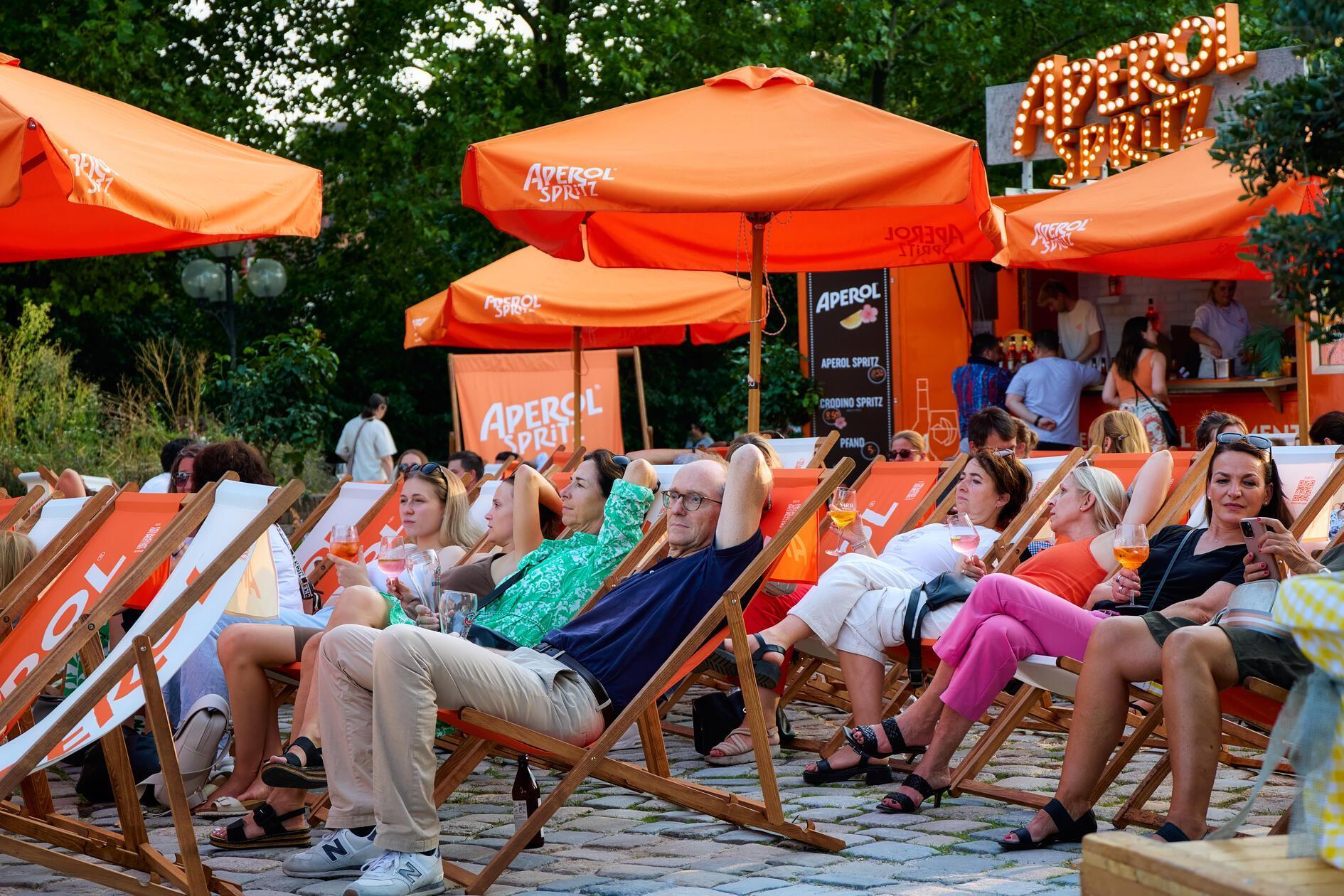 Mit Cocktails in der Hand ließen viele Gäste ihren Abend ausklingen.