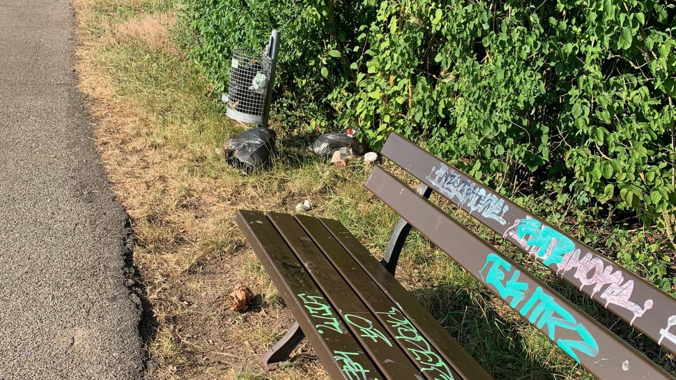 Überquellender Mülleimer