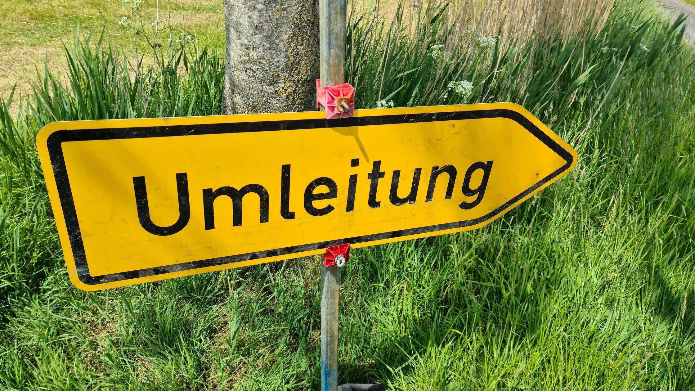 Gelbes Umleitungsschild mit dem deutschen Wort Uml