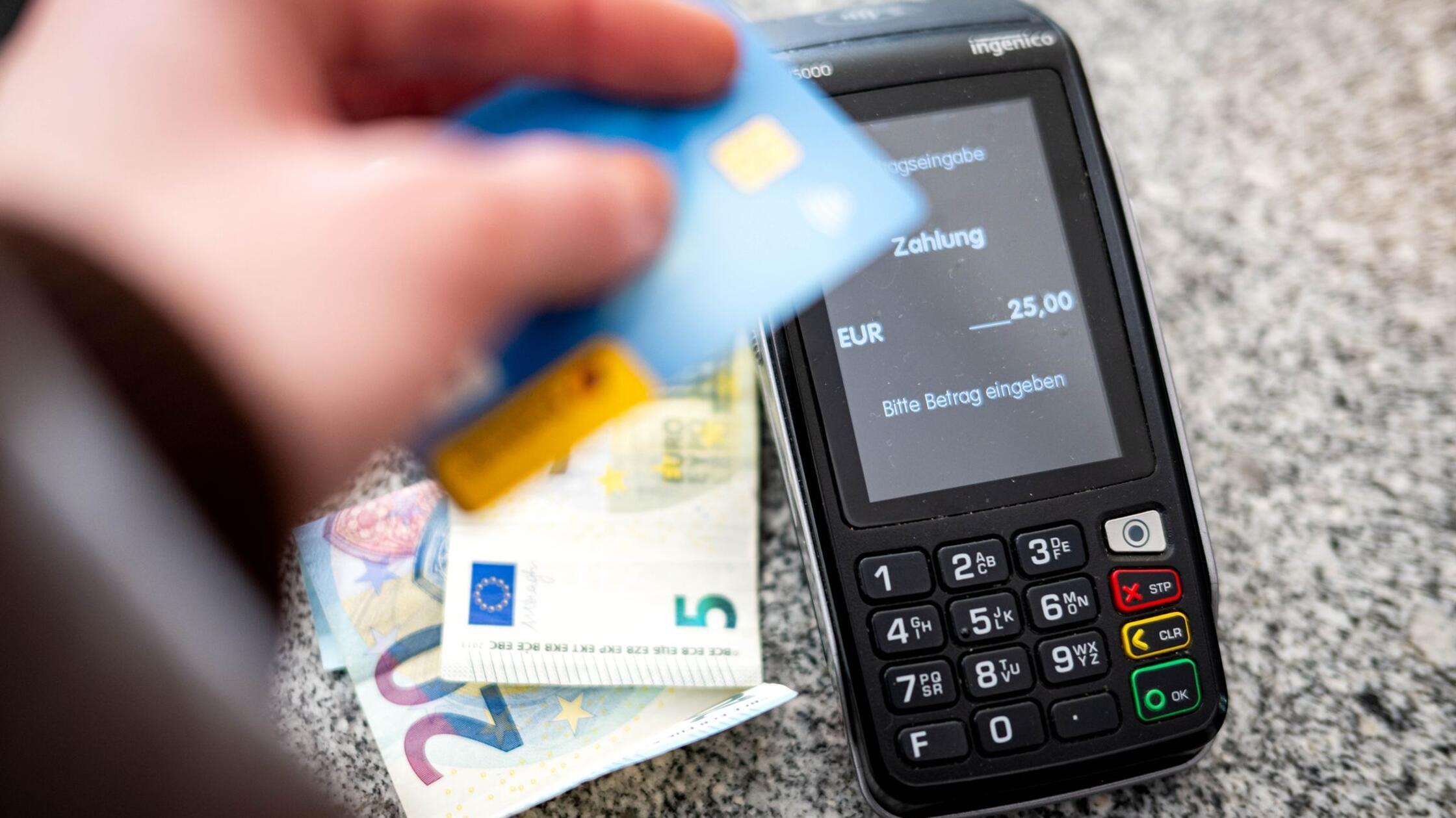 Ob zu Hause oder auf Reisen: Mehrheit zahlt bargeldlos