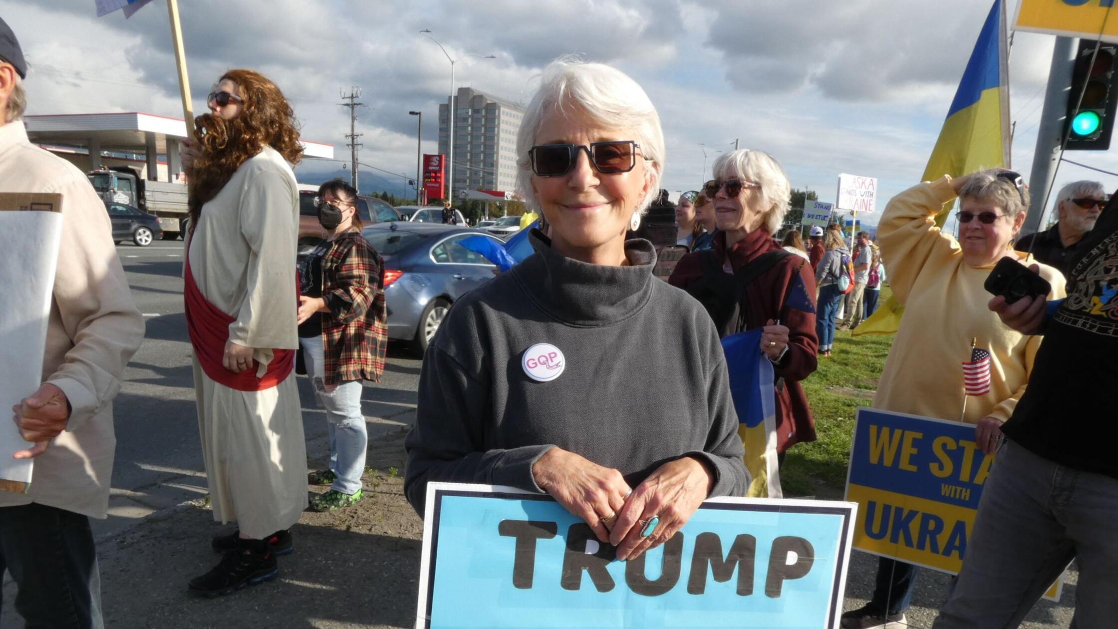 „We stand with Ukraine“ - Protest in Alaska vor Gipfel