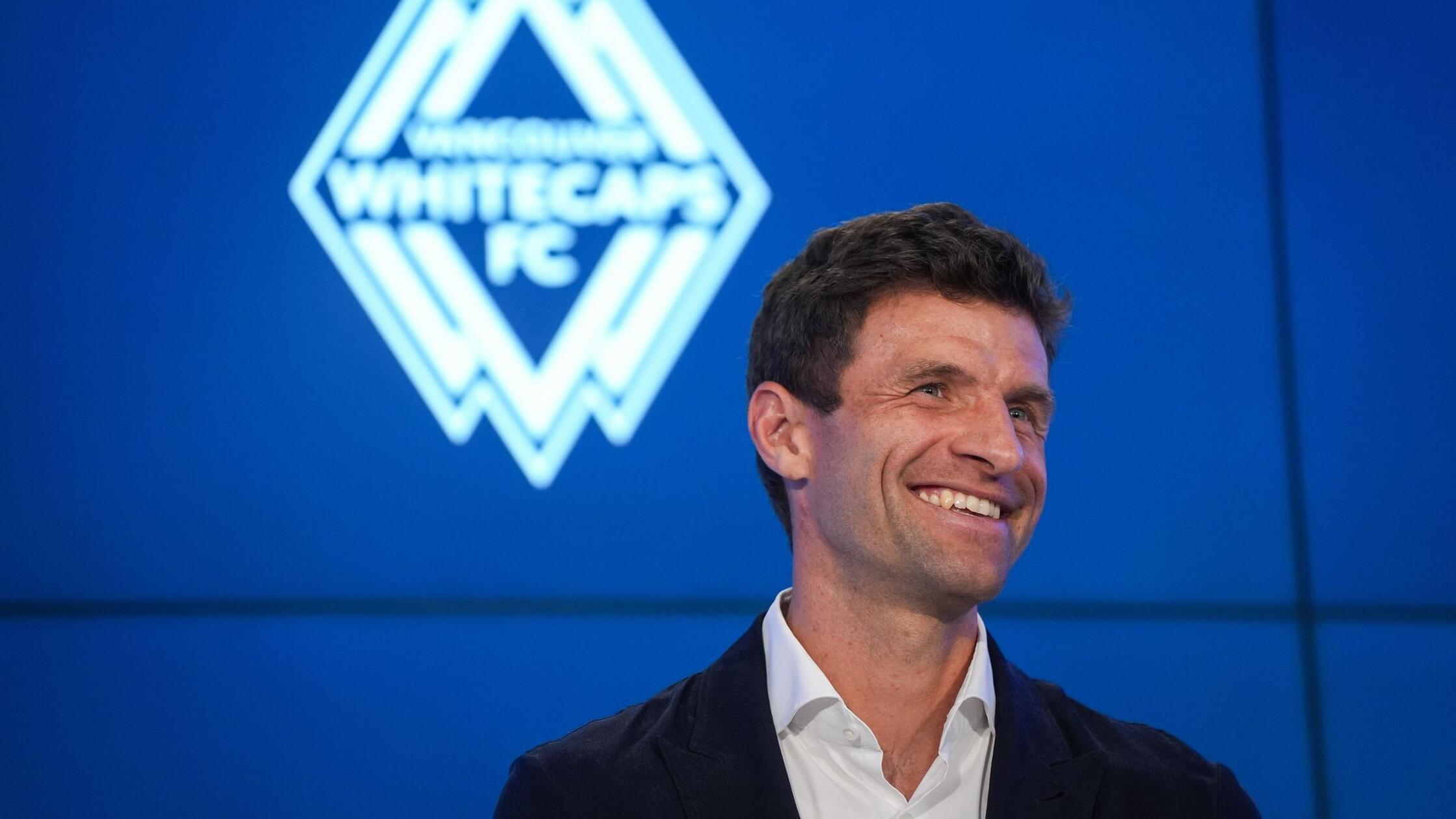 Vancouver-Abenteuer beginnt: Müller scherzt über „Soccer“, Leberkäs-Zugang und Massagen