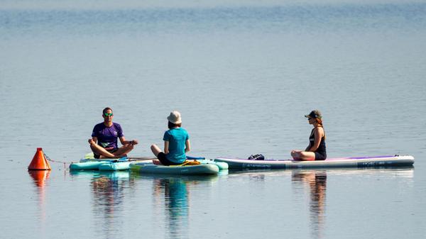 SUP-Yoga am Rothsee