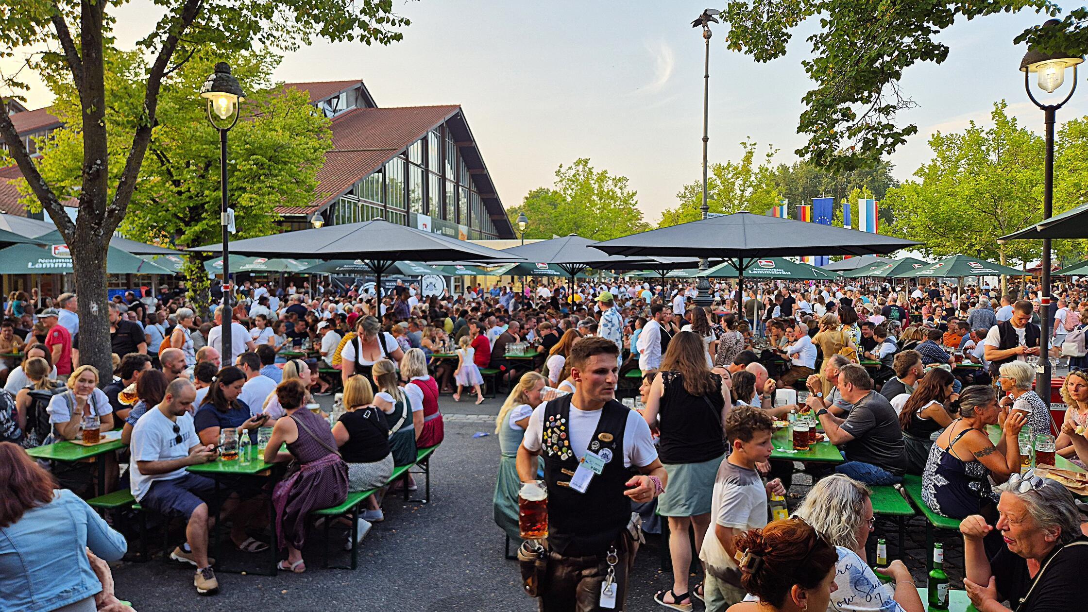 Wer einen Platz im Biergarten hatte, war froh.