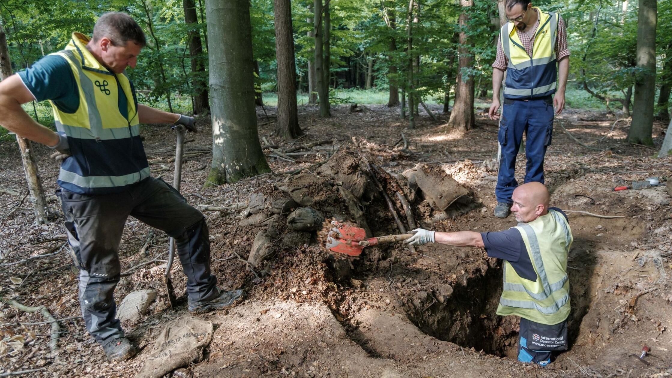 Soldaten errichten versehentlich Stellung auf Grabhügel