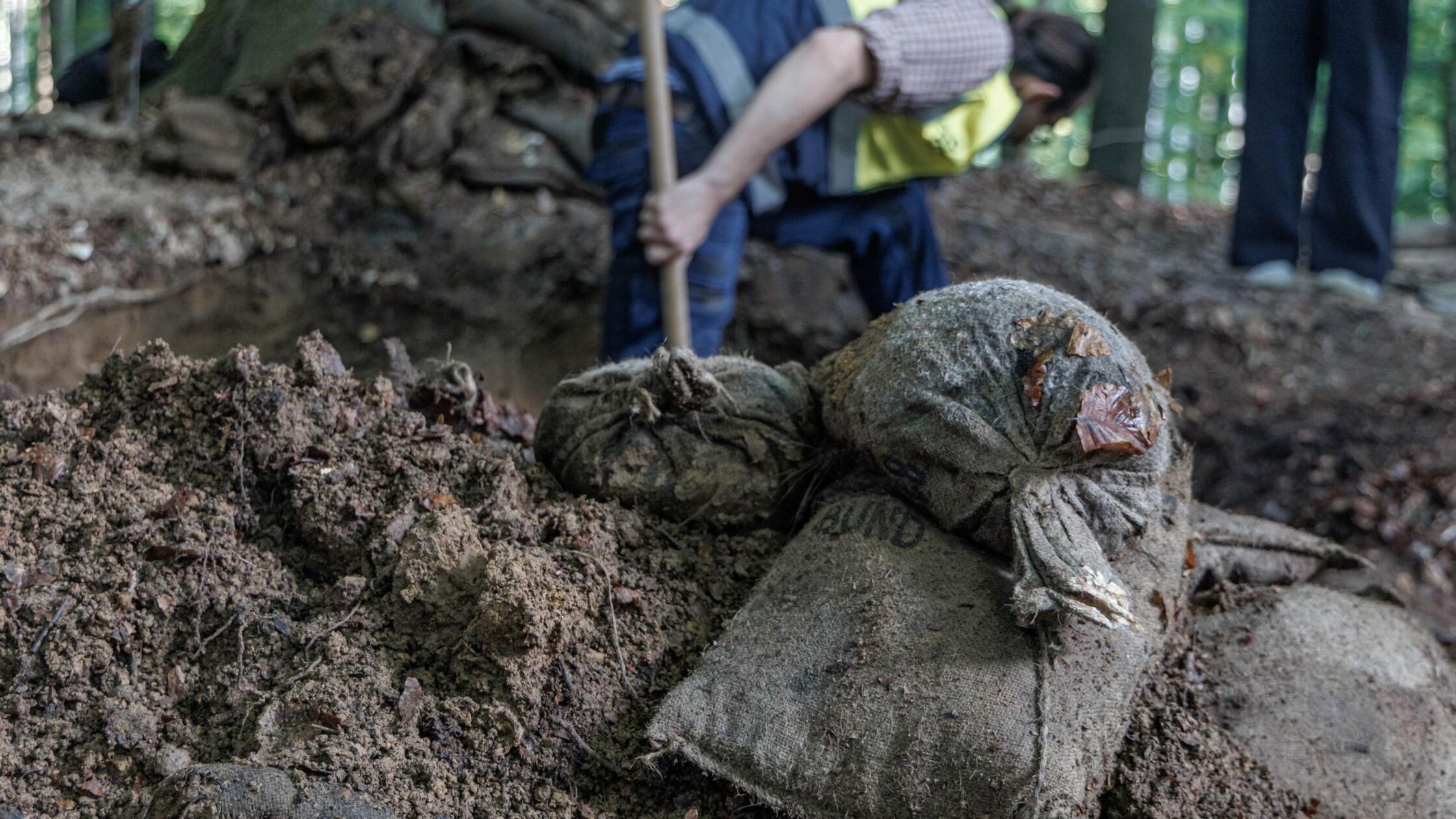 Panne: Soldaten errichten Stellung auf Grabhügel