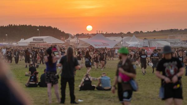 Zwischen Moshpit und Sonnenuntergang – das Summer Breeze Festvial 2025 in Bildern.