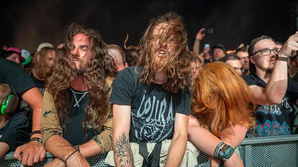 Mit dem Band-Shirt und langen Haaren beim Auftritt von Gojira macht das Moshen erst richtig Spaß.
