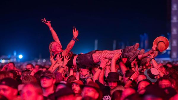 Ein Teil feierte mit Crowdsurfing.