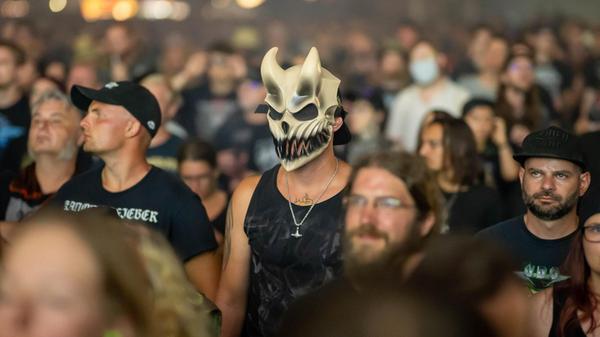 Besonders fällt man beim Summer Breeze mit skurrilen Masken auf.