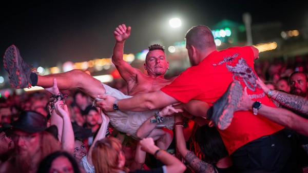 Noch mehr Crowdsurfing.