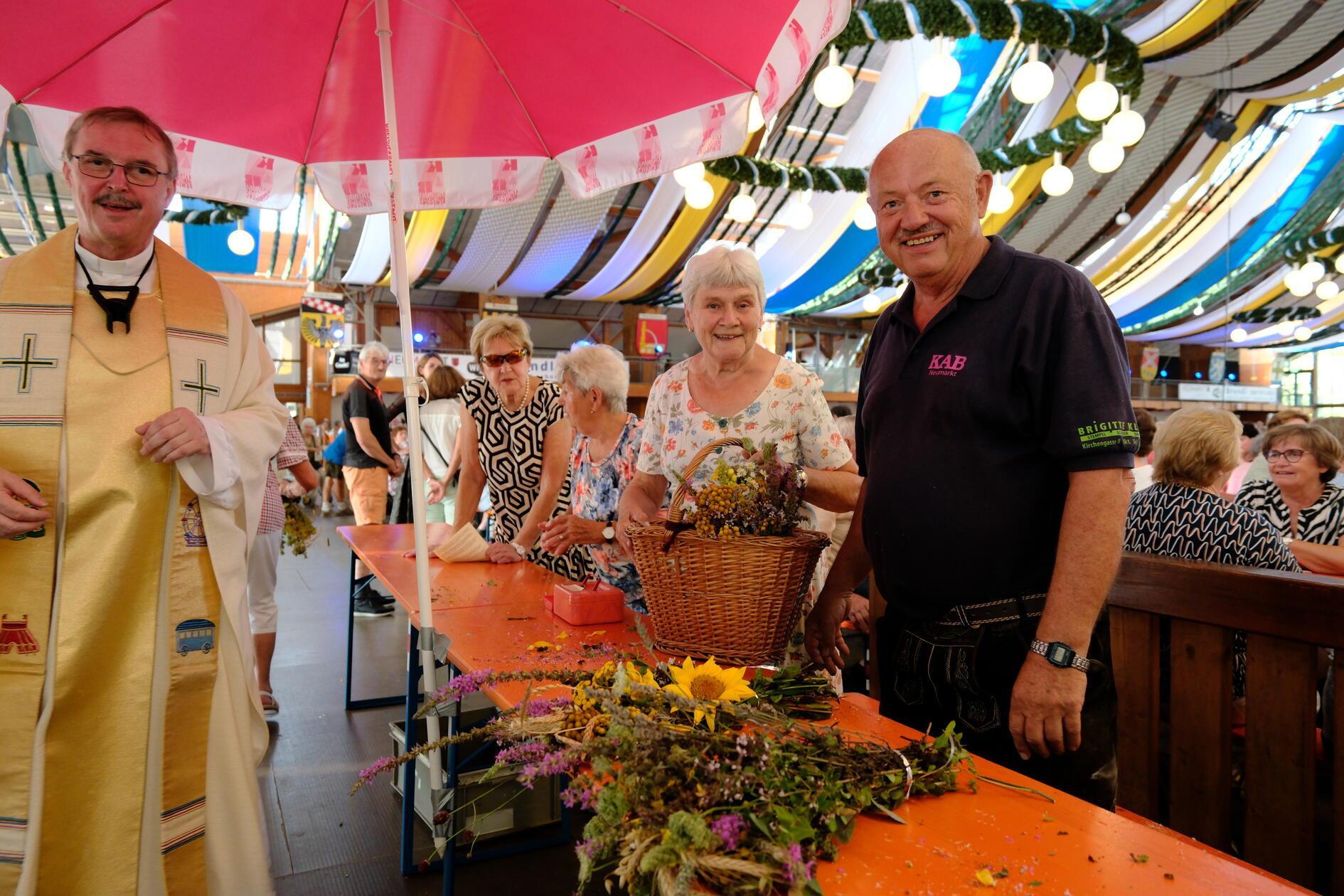 Vor Beginn des Gottesdienstes am Freitag, 15. August an Mariä Himmelfahrt wurden rund 200 Kräuterbüschel verkauft.