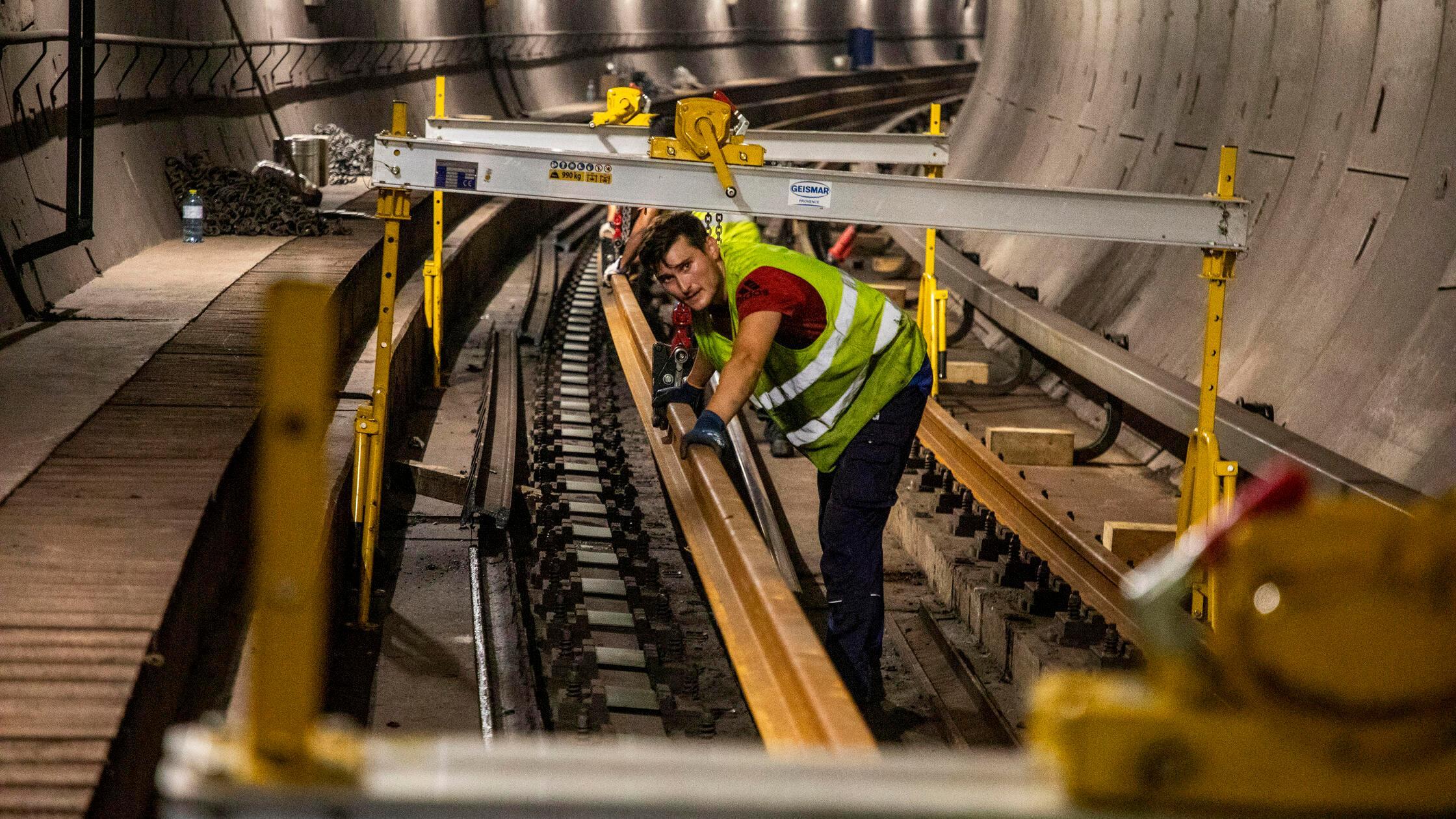 Route open again: Construction work in the Nuremberg subway tunnel at ...
