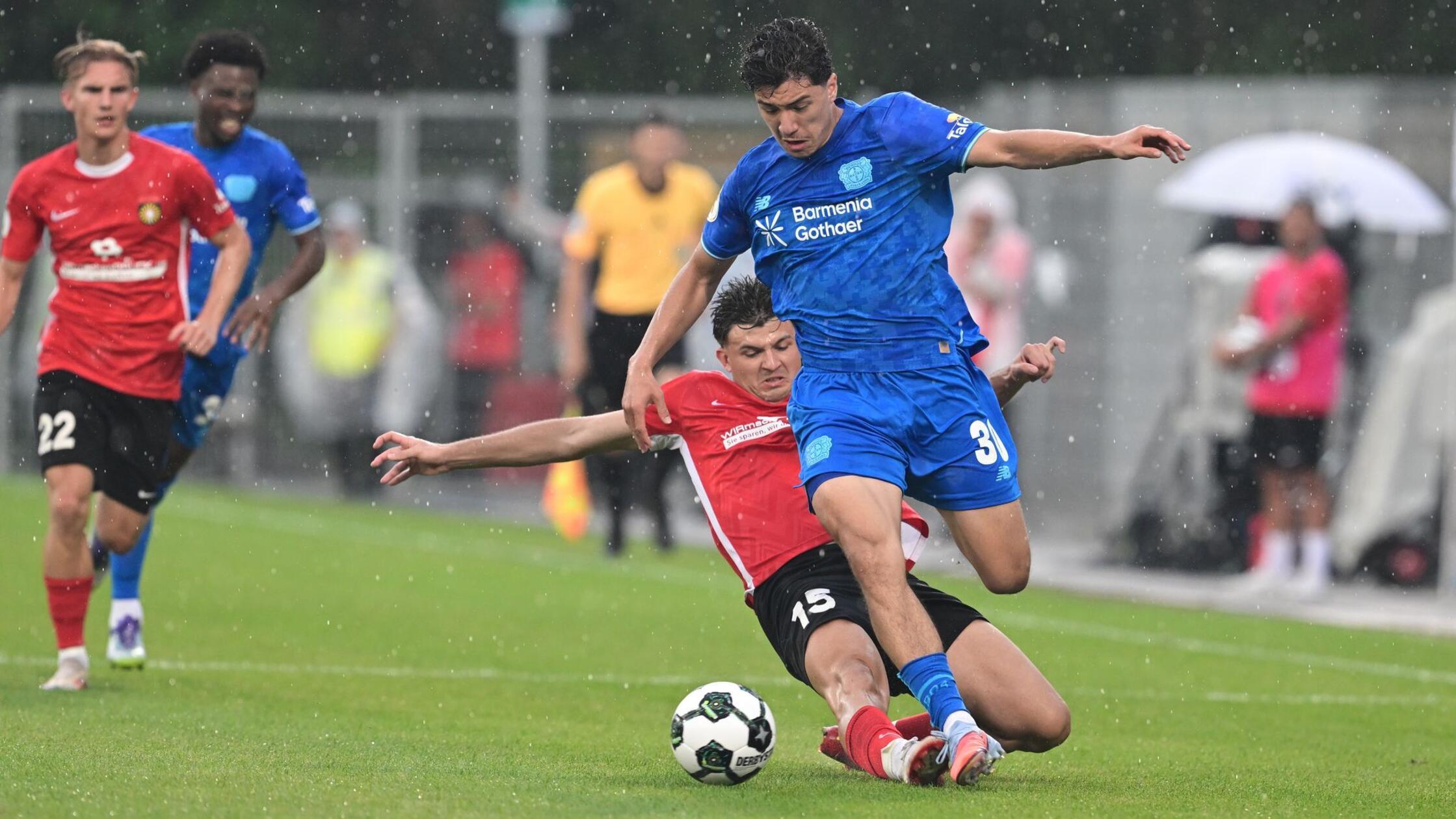 Spiel unterbrochen: Gewitter stoppt ten Hag und Leverkusen