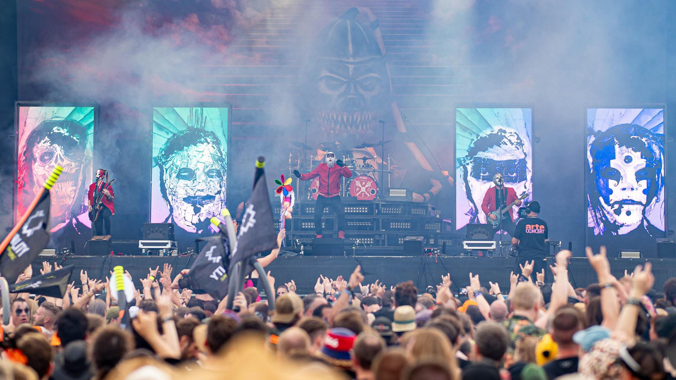 Hämatom, bekannt für ihre aufwändige Maskierung, g