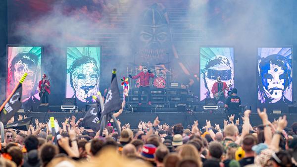 Hämatom, bekannt für ihre aufwändige Maskierung, g