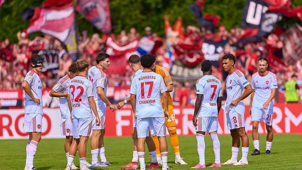 Nach dem 0:1 gegen Darmstadt 98 nahm Club-Trainer Klose vier Änderungen in seiner Startelf vor: Neuzugang Koudossou ersetzte Soares auf der linken Seite, Chaikhoun feierte sein Debüt für den grippekranken Justvan, und Telalović erhielt an seiner alten Wirkungsstätte den Vorzug vor Stepanov. Im Tor stand Pokal-Keeper Mathenia anstelle von Reichert. Außerdem kehrte Jander nach seinen Knieproblemen zurück und nahm erstmals in dieser Saison auf der Bank Platz.