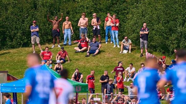 Über 3.000 Club-Fans reisten an und nahmen nicht nur auf den Rängen Platz.