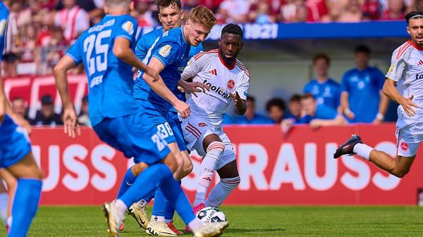 Auf den frühen Rückstand reagierte der Club träge, im Offensivspiel herrschte Ideenlosigkeit. Illertissen konzentrierte sich auf die Defensivarbeit und hatte mit dem behäbigen FCN kaum Probleme.