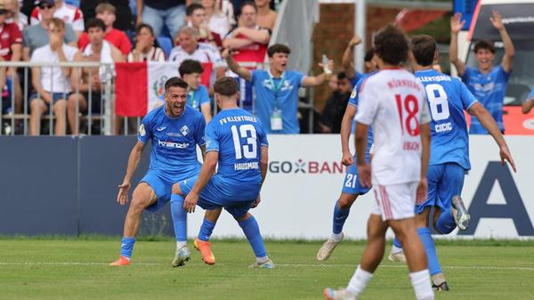 In der 43. Minute nutzte der Regionalligist aus dem bayrisch-schwäbischen Landkreis Neu-Ulm nach einem Ballgewinn erneut die Gelegenheit zum schnellen Umschalten. Wieder war es Hausmann, der mit einem präzisen Steilpass Goalgetter Glissing in Szene setzte. Der Stürmer überwand den machtlosen Mathenia per Rechtsschuss aus fast identischer Position wie Milic beim 1:0.