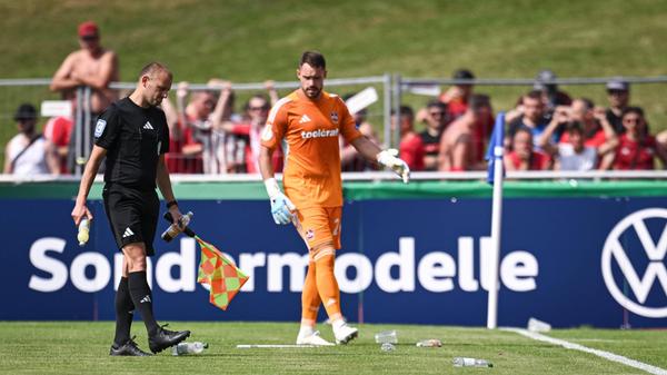 Mit 0:2 verabschiedete sich der FCN in die Halbzeit. Die Fans waren bedient. Die Club-Profis wurden beim Gang in die Kabine vom mitgereisten Anhang ausgepfiffen.