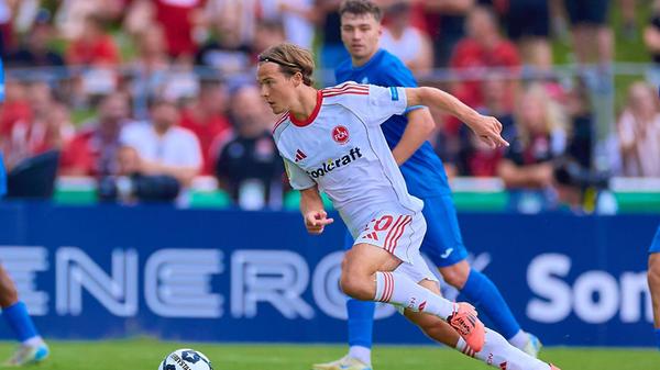 Klose reagierte auf den desolaten Auftritt bemerkenswert und konsequent: Er wechselte seinen Kapitän Knoche aus, brachte Jander und stellte in der Abwehr von Dreier- auf Viererkette um. Mit dem Comeback des U21-Nationalspielers wurde das FCN-Spiel strukturierter und zielstrebiger.