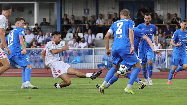 In der 66. Minute gelang dem FCN der Anschlusstreffer. Yilmaz spielte im linken Halbfeld einen Doppelpass mit Jander, der mit der Hacke wieder in den Lauf der Freiburger Leihgabe legte. Der dribbelte in den Strafraum und traf im Fallen per Linksschuss zum 1:2.