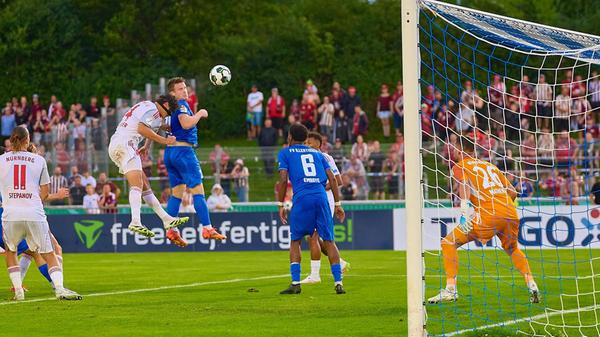 Die Führung hielt aber nur kurz an. In der Nachspielzeit schaffte es der Club mal wieder nicht, eine Ecke zu verteidigen: Gruber hatte am kurzen Pfosten das Nachsehen gegen Rühle und der Kopfball schlug hinten im langen Eck ein.