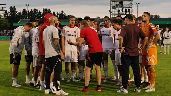 Auch in Illertissen fehlten dem FCN über weite Strecken die Ideen im Offensivspiel. Hinzu kommen die altbekannten Probleme: späte Gegentore und eine mangelhafte Verteidigung von ruhenden Bällen. Die Fans entsprechend verärgert.