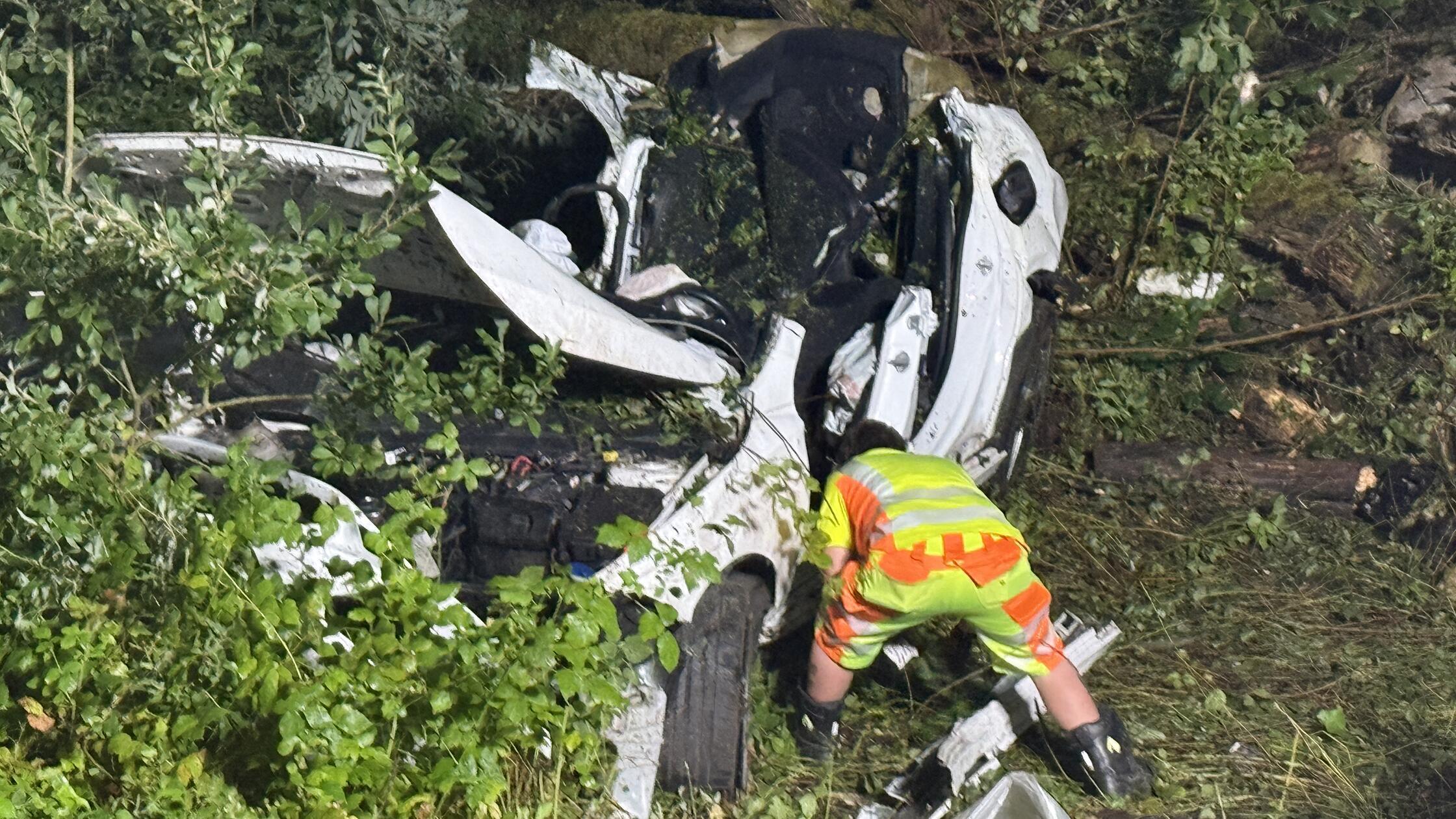 Schreckliches Unglück in Bayern: 22- und 23-Jähriger sterben bei Unfall - mit Pkw vom Zug erfasst