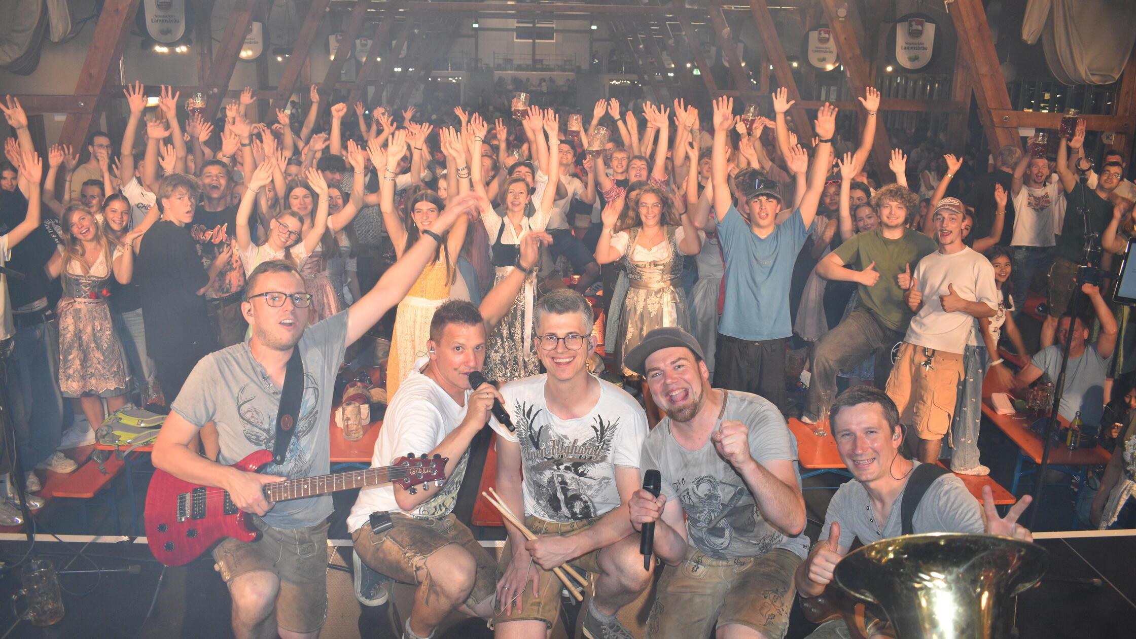 Spitzafknopf begeisterten in der kleinen Jurahalle