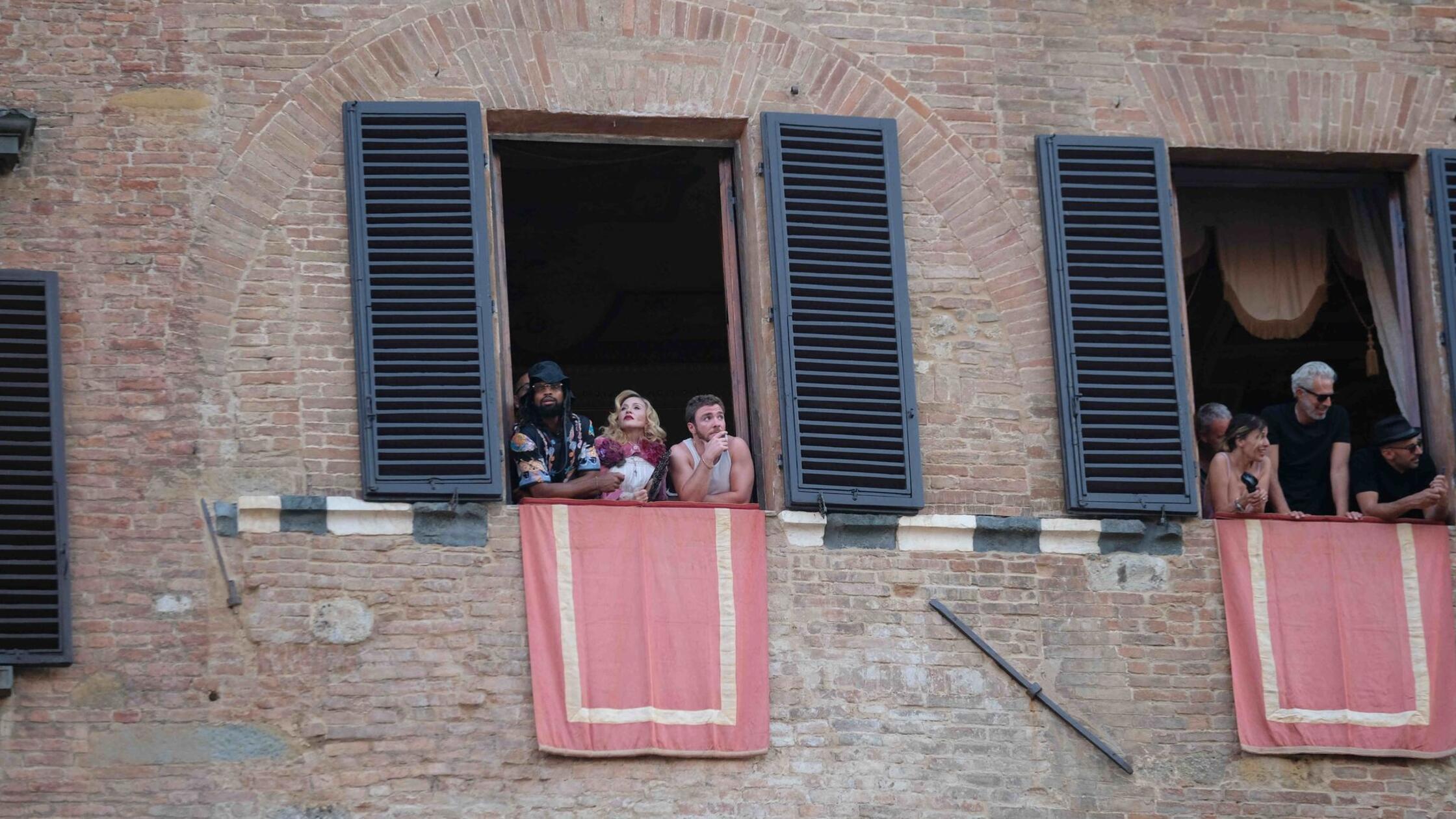 Madonna feiert 67. Geburtstag beim Pferderennen in Italien