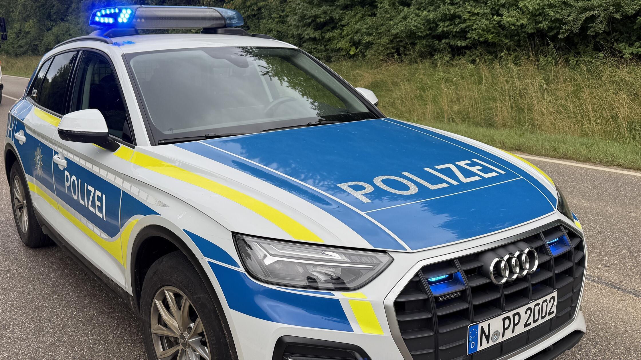 Aus bislang ungeklärter Ursache gerät ein Lastwage