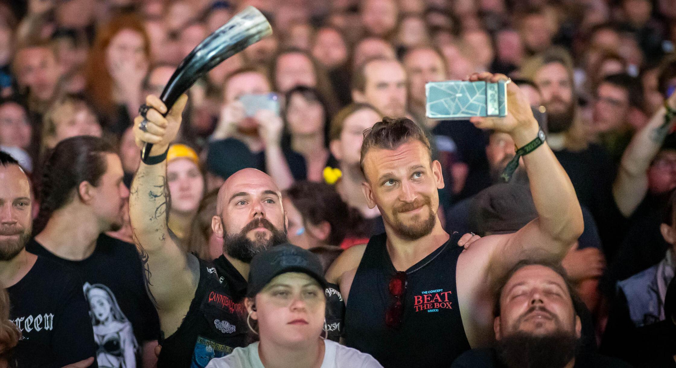Hoch das Horn fürs Selfie auf dem Summer Breeze 20