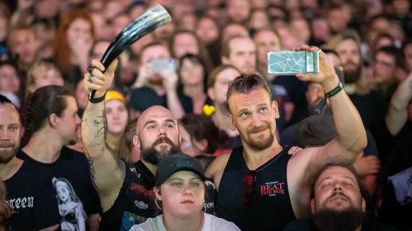 Hoch das Horn fürs Selfie auf dem Summer Breeze 20