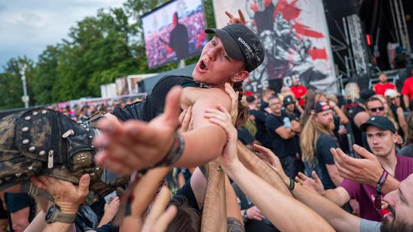 Auf der T-Stage wurde ausgiebiges Crowdsurfen großgeschrieben.