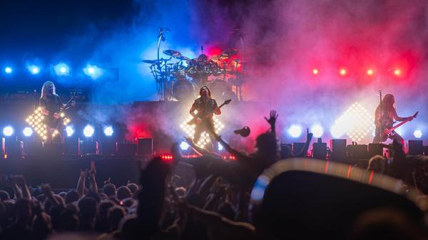 Mit einer Mischung aus aggressivem Thrash und melodischen Elementen brachten sie die Main Stage zum Beben.