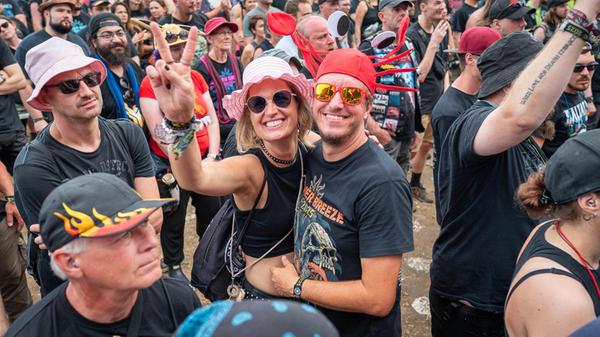 Bereits in der Nacht von Dienstag auf Mittwoch gab es auch zwei Festnahmen, da sich mindestens zwei Personen laut Angaben der Polizei wohl unbefugt Zutritt zu dem Festivalgelände verschafft hatten.