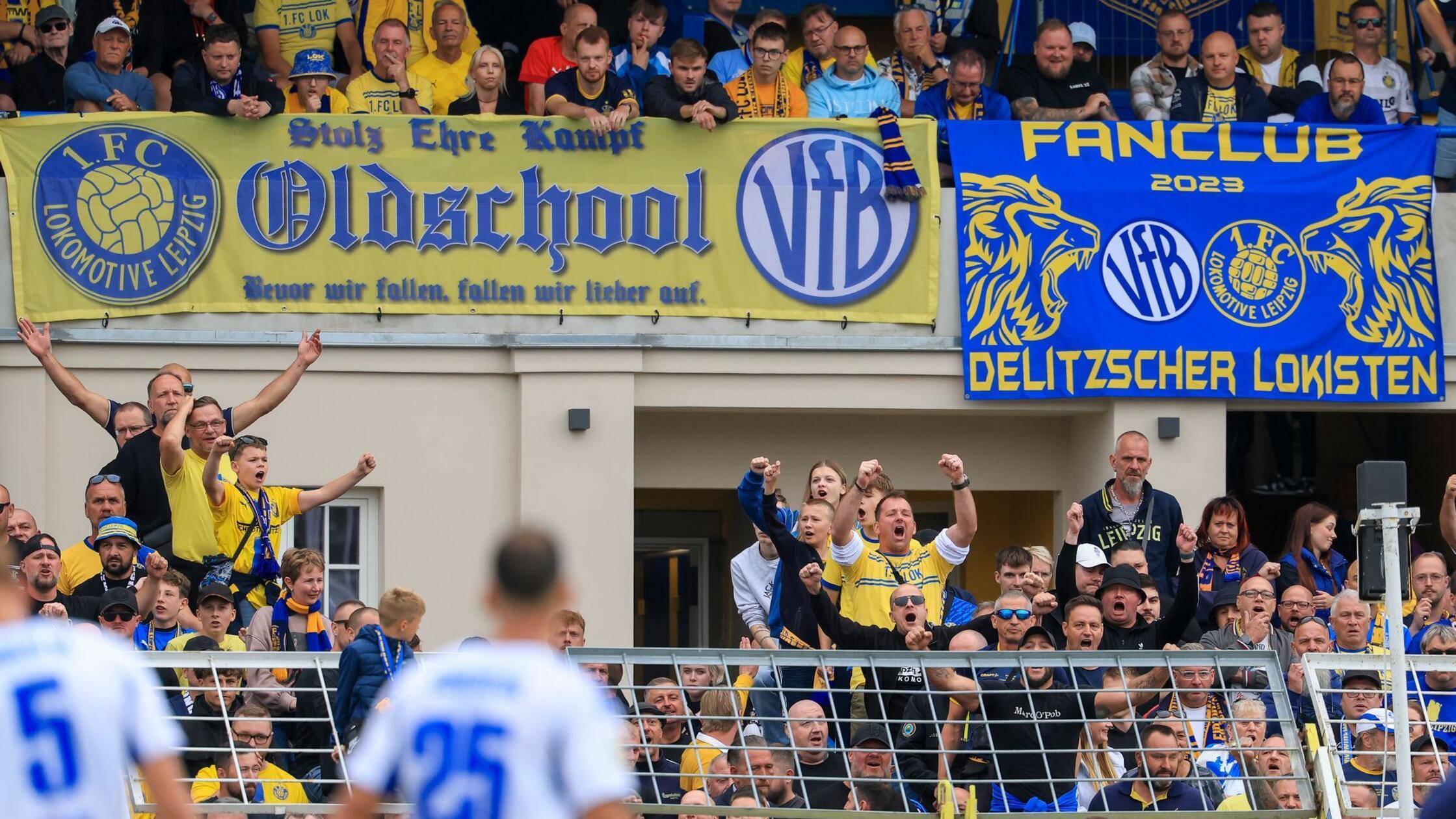 Schalke 04 jubelt nach spätem Arbeitssieg bei Lok Leipzig