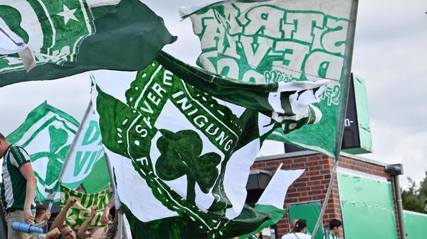 4500 Fans passen ins beschauliche Heinz-Dettmer-Stadion in Lohne, viele Plätze nahmen die Fürther Fans ein, die das ganze Spiel über ordentlich Stimmung machten.