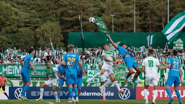 Vor einer grünen Wand spielt das Kleeblatt also gegen den Regionalligisten Blau-Weiß Lohne. Früh zeichnet sich ab, dass es ein Geduldspiel für die Favoriten aus Franken werden würde. Viele Chancen, wie hier der Kopfball von Philipp Ziereis, führen zu nichts.