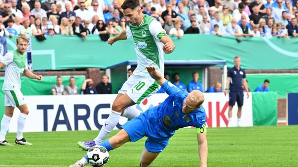 Die Partie ist geprägt von vielen Fouls und Spielunterbrechungen, ein richtiger Spielfluss kommt nur selten zustande. Fürth hat deutlich mehr Ballbesitz, kann aber nichts Zwingendes daraufs machen. Lohne ist vor allem mit Zerstören beschäftigt, versucht sich aber auch immer mal wieder in der Offensive.