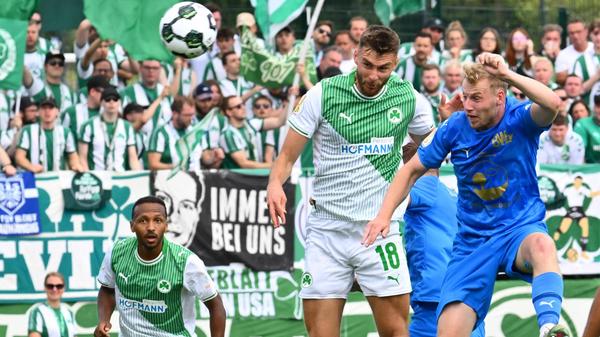 Felix Higl, der den gesperrten Futkeu ersetzt, hat nach einer schönen Flanke von Luca Itter die Führung auf dem Kopf. Sein kraftvoller Kopfball ist aber zu unplatziert und landet in den Händen von Keeper Marko Dedovic.