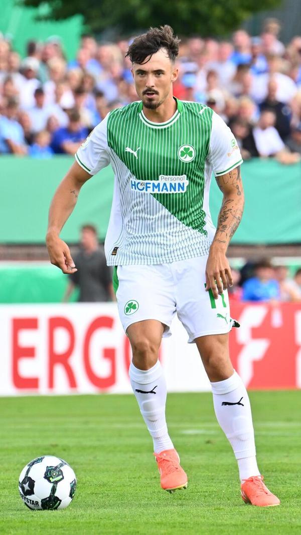 Fürth-Trainer Thomas Kleine lässt abgesehen von dem gezwungenen Wechsel auf der Stürmerposition fast die gleiche Elf auflaufen wie zuletzt in Liga. Nur Noah König rutscht noch in die Startaufstellung - und beweist später noch, dass er die richtige Wahl war.